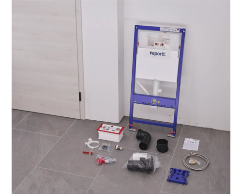 Vorwandelement für ein WC mit Installationsmaterial.