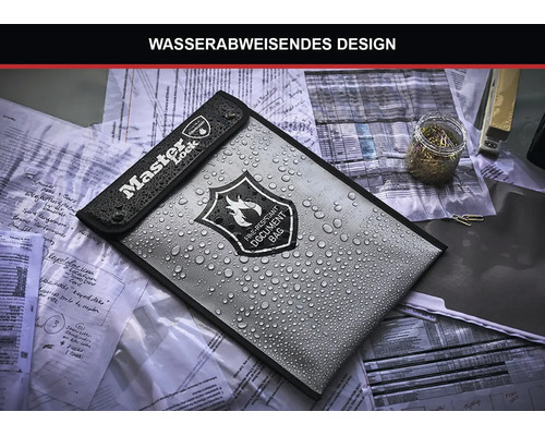 Wasserabweisende feuerfeste Dokumententasche von Master Lock mit Wassertropfen auf der Oberfläche.
