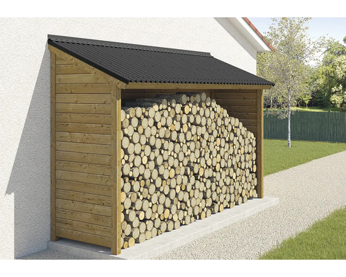 Holzlager aus Holz mit schwarzem Dach, gefüllt mit Holzscheiten