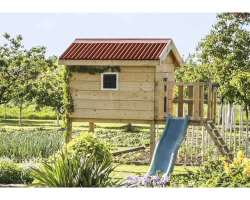 Spielhaus aus Holz mit Rutsche und rotem Dach im Garten.