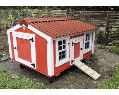 Mobiles Hühnerhaus mit rotem Dach und weißen Akzenten
