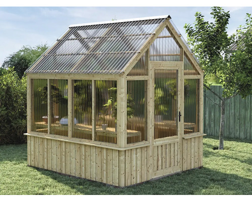 Gewächshaus aus Holz mit transparentem Dach im Garten.