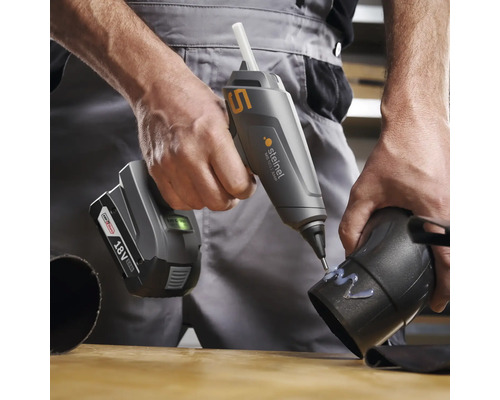 Akkuklebestift im Einsatz beim Verkleben eines schwarzen Rohres