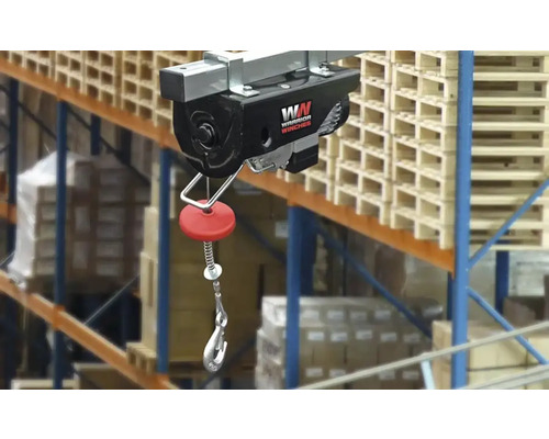 Elektrische Seilwinde mit Haken in einer Lagerhalle.
