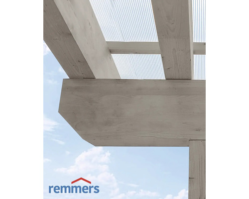 Holzkonstruktion mit transparenter Überdachung und Remmers Logo
