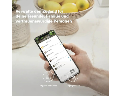 Eine Person hält ein Smartphone mit einer App zur Verwaltung von Zugangsberechtigungen für Freunde und Familie