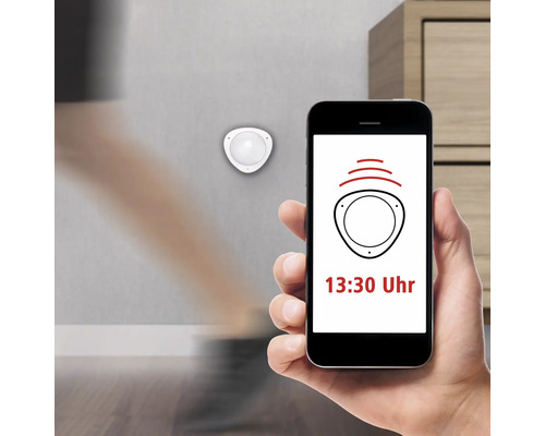 Person mit Smartphone steuert Bewegungsmelder