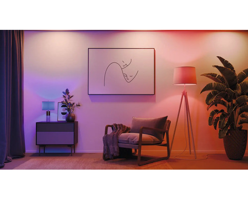 Wohnzimmer mit Sessel, Stehleuchte, Kommode und dekorativen Elementen für eine gemütliche Atmosphäre.