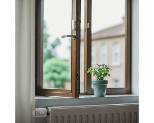 Szene mit Fenster, Heizkörperthermostat und Fensterkontakt für Smart Home Steuerung