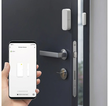 Fenster- und Türkontakt mit Smartphone-Steuerung an einer Tür montiert