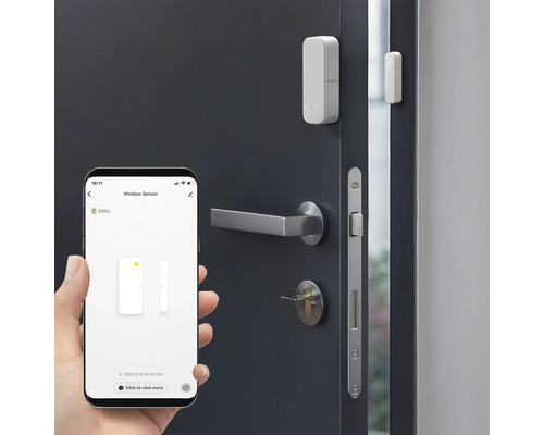Fenster- und Türkontakt mit Smartphone-Steuerung an einer Tür montiert