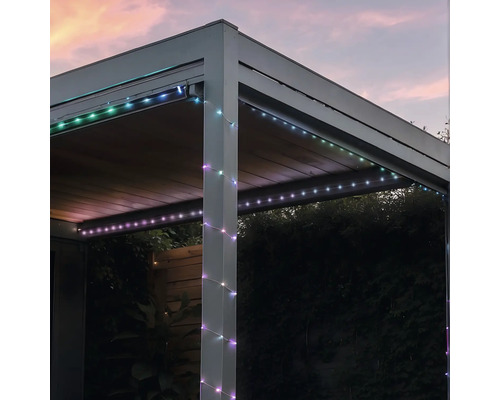 Pergola mit farbiger Lichterkette