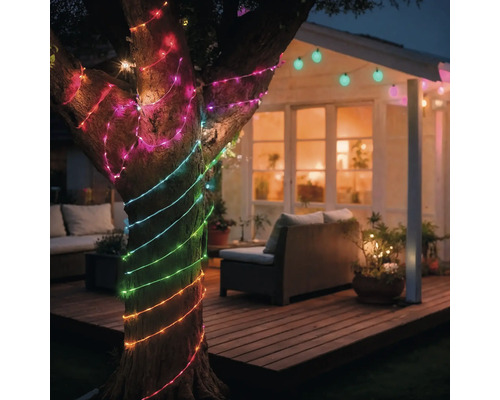 Baum mit LED-Lichterkette und beleuchtete Gartenlaube