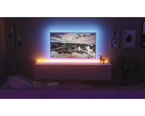 Wohnzimmer mit Fernseher und LED-Beleuchtung für eine angenehme Atmosphäre.