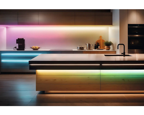Moderne Küche mit LED-Beleuchtung unter Schränken und Kochinsel
