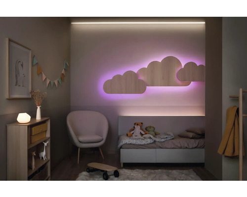 Kinderzimmer mit Wolkenlampe, Bett, Stuhl und Kommode