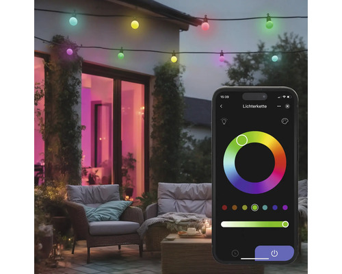 Smarte Lichterkette mit farbigen Glühbirnen, gesteuert per Smartphone App auf einer Terrasse.
