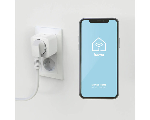 Intelligente Steckdose verbunden mit Steckdose und Smartphone mit Hama Logo