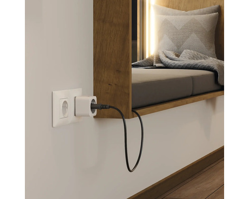 Wandsteckdose mit eingestecktem Adapter und Kabel