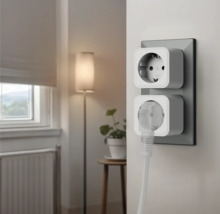 Zwei Steckdosen mit einem eingesteckten Stecker in einem Wohnraum