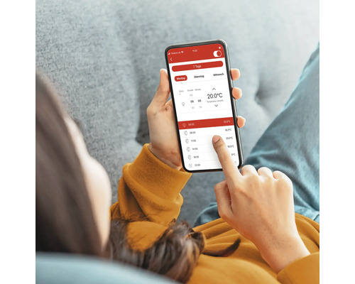 Eine Person bedient eine Smartphone-App zur Temperaturregelung.