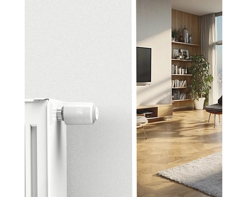 Digitaler Heizkörperthermostat an Heizkörper im Wohnraum