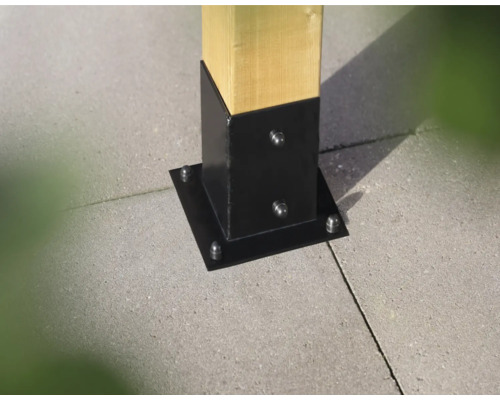 Pfostenfuß aus Metall zur Befestigung eines Holzpfostens auf einer Terrasse
