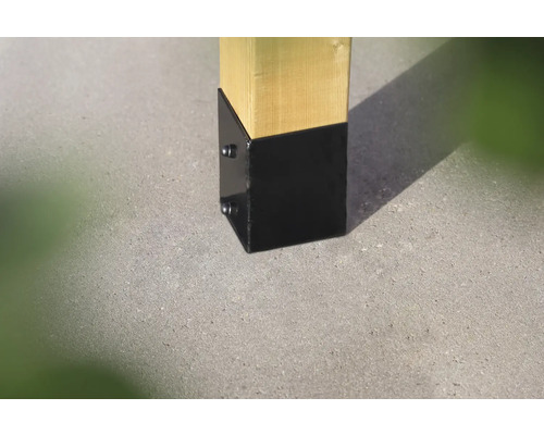 Pfostenanker aus Stahl an einem Holzpfosten