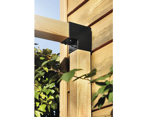 Detailaufnahme einer Eckverbindung mit schwarzem Winkelverbinder aus Metall für Holzkonstruktionen