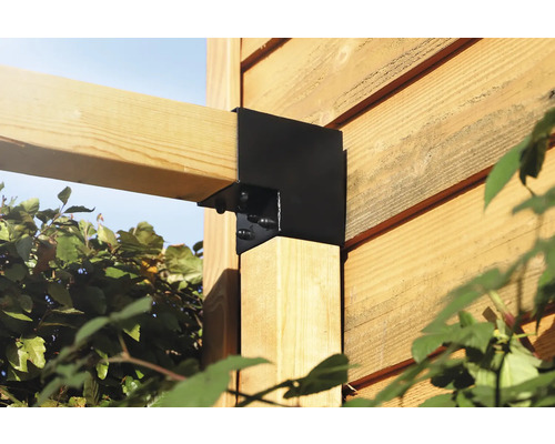 Detailansicht einer Balkenverbindung mit einem schwarzen Stahlverbinder an einer Holzkonstruktion im Garten