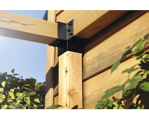 Detailansicht einer Holzkonstruktion mit schwarzem Stahlverbinder