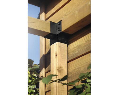 Detailansicht einer Holzkonstruktion mit schwarzem Winkelverbinder