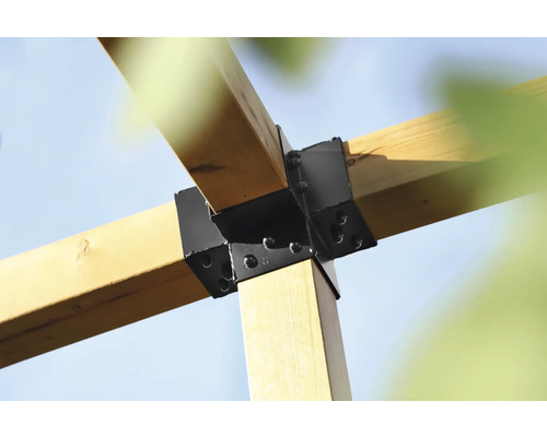 Detailaufnahme einer Holzkonstruktion, die mit schwarzen Metallverbindern befestigt ist