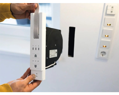 Montage einer elektrischen Jalousie an der Wand