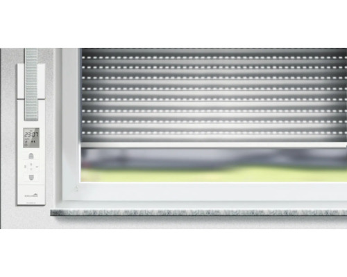 Elektrischer Rollladen mit Zeitschaltuhr am Fenster