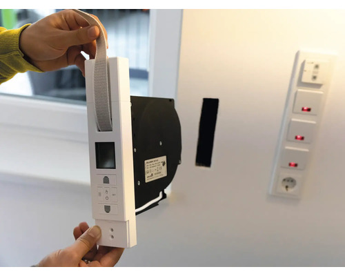 Elektrischer Gurtwickler zur Rollladensteuerung wird an der Wand montiert.