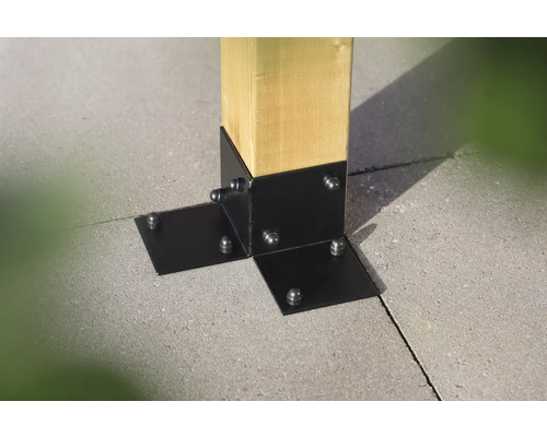 Detailansicht eines Holzpfostens mit schwarzer Pfostenhalterung zur Befestigung am Boden