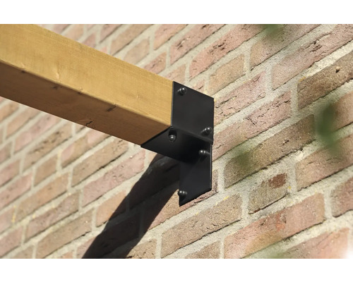 Holzbalkenhalterung an einer Ziegelwand mit einem Holzbalken