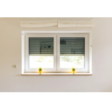 Fenster mit Rollladen und Fensterdekoration