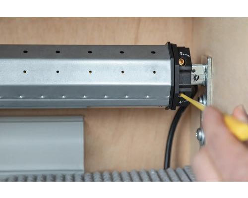 Detailansicht der Montage eines Rolladenantriebs mit einem Schraubendreher