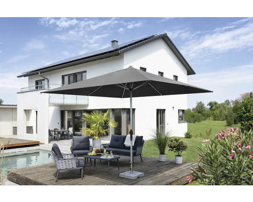 Quadratischer Sonnenschirm über einer Sitzecke im Garten