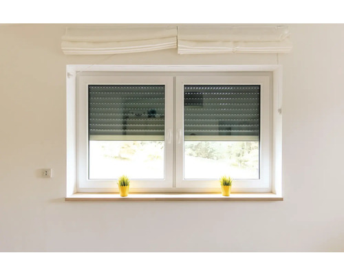 Fenster mit Rollladen und Fensterbank