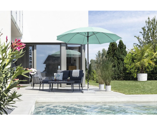 Gartenlounge mit Sonnenschirm und Pool für den Außenbereich