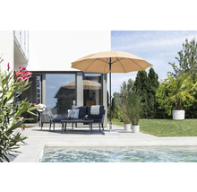 Terrasse mit Sonnenschirm, Gartensitzgruppe und Pool