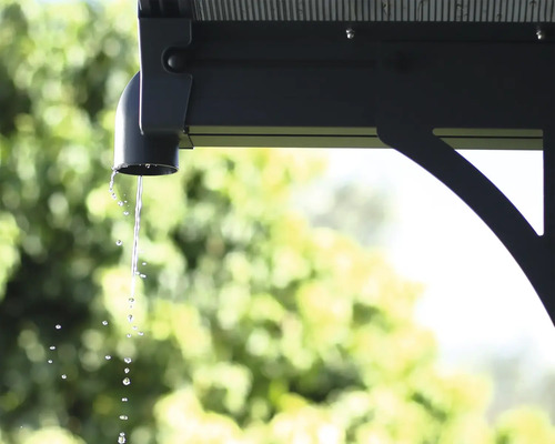 Detailaufnahme einer Regenrinne an einem Pavillon, aus der Wasser abfließt