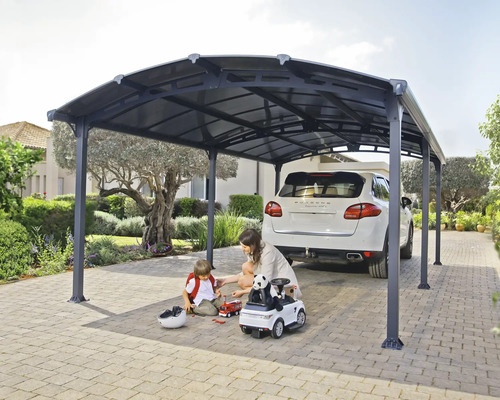 Szene mit einem Carport aus Metall mit einem darunter geparkten Auto, während eine Frau und ein Kind im Schatten spielen.