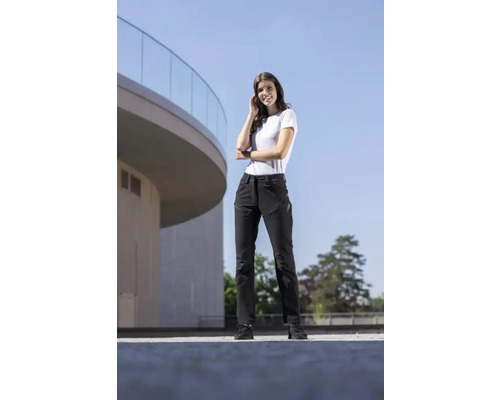 Frau in schwarzer Outdoor-Hose und weißem T-Shirt