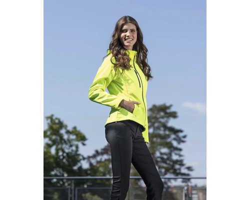 Frau mit Softshelljacke und Hose im Freien