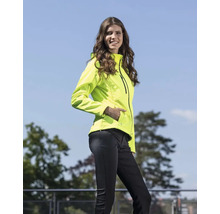Frau mit Softshelljacke und Hose im Freien