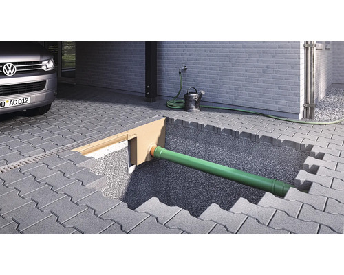 Szene mit Hofentwässerungssystem und Drainagerohr unter Pflastersteinen
